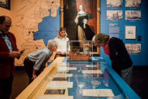 Bezoekers bekijken de tentoonstelling Goet en Bloet in Kasteel Amerongen