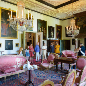 Gids geeft een rondleiding aan bezoekers in Kasteel Amerongen
