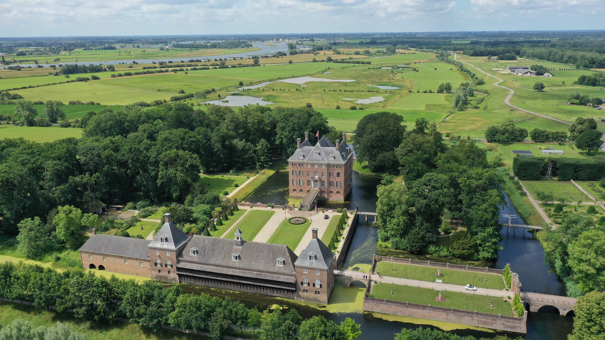 Kasteel Amerongen dronephoto inclusief uiterwaarden