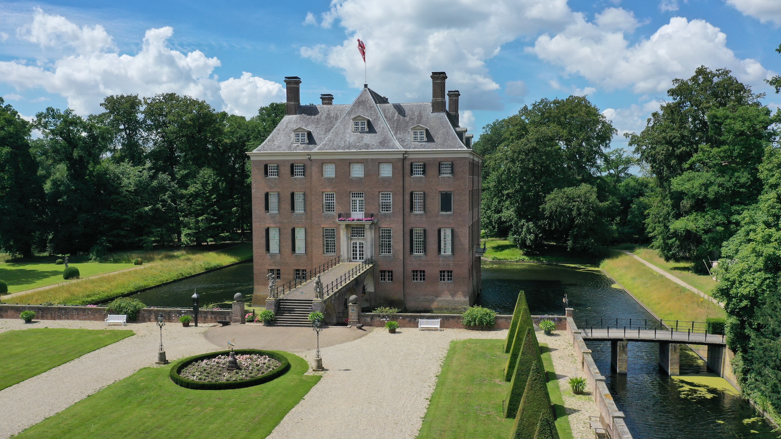 Kasteel Amerongen met vlag