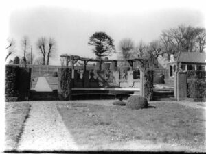 Historische taxustafel in de tuin van kasteel amerongen met witte bank