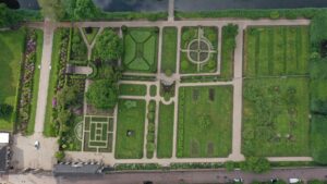 De paden van de boventuin en ondertuin bij Kasteel Amerongen van bovenaf gezien