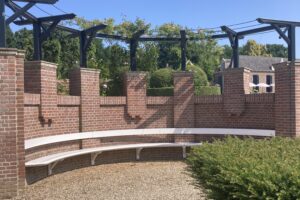 Pergolabank in de tuin van Kasteel Amerongen bij de Taxustafel