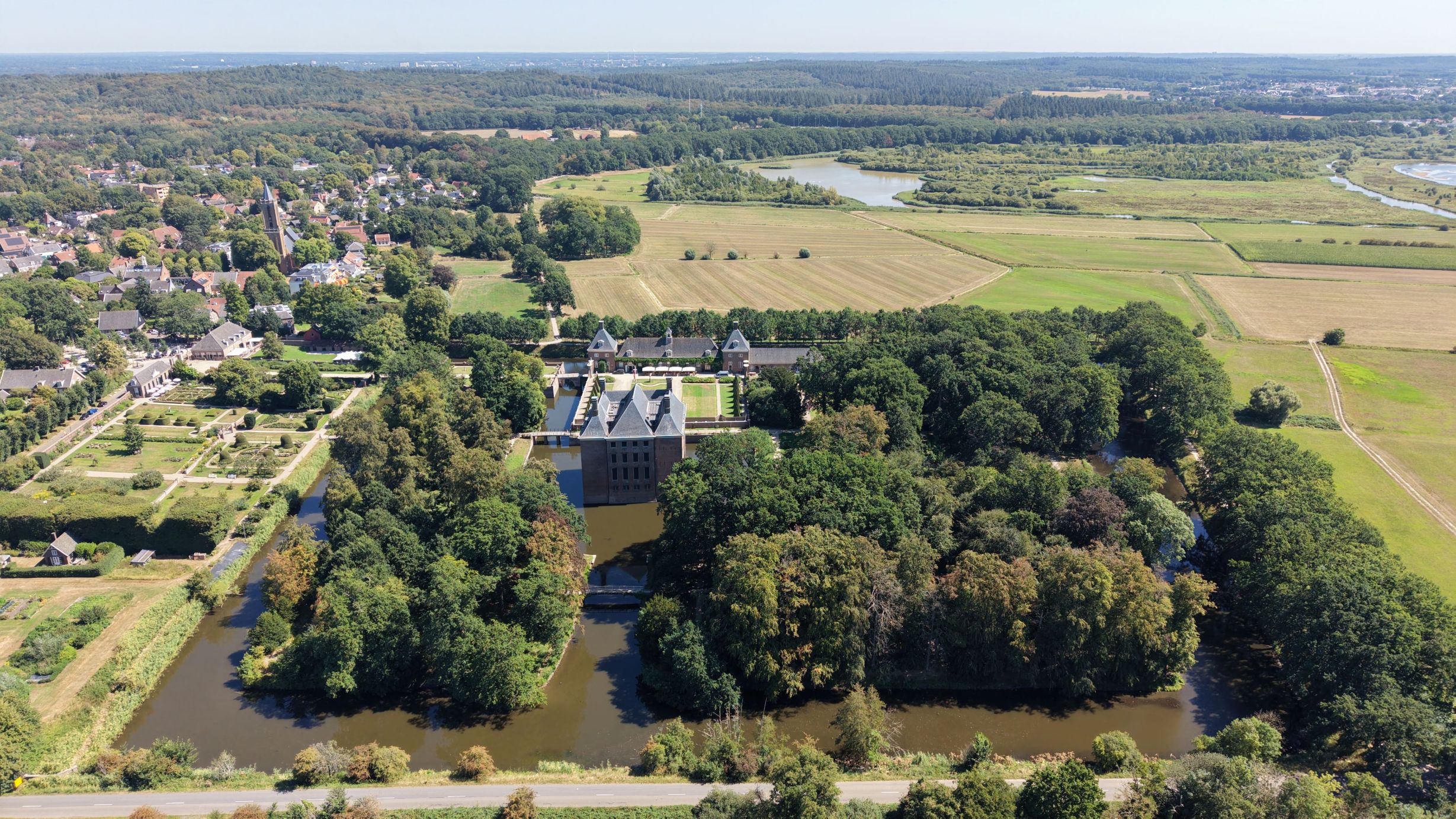 kasteelterrein en dorp vanuit west